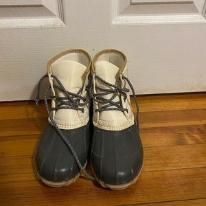 Ankle cut snow boots